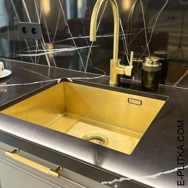 Бежево-серая кухня с черной столешницей под мрамор