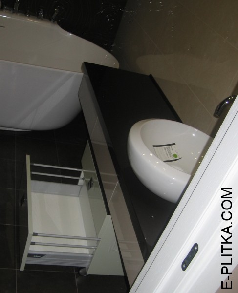 Мебель для ванной со столешницей и накладной раковиной