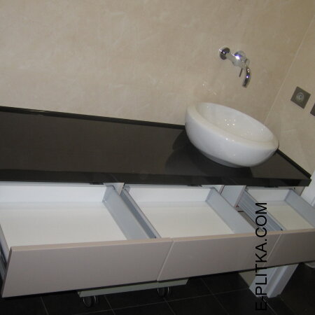 Мебель для ванной со столешницей и накладной раковиной