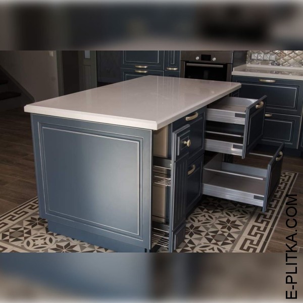 Сине-серая кухня с фрезерованными фасадами крашенными с патиной