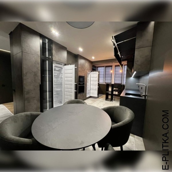 Кухня у темних відтінках сірого з текстурою під бетон