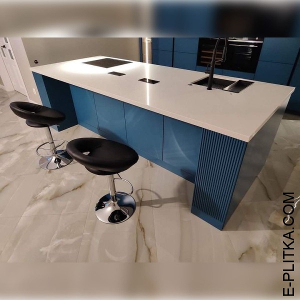 Кухня синяя с островом и белой столешницей