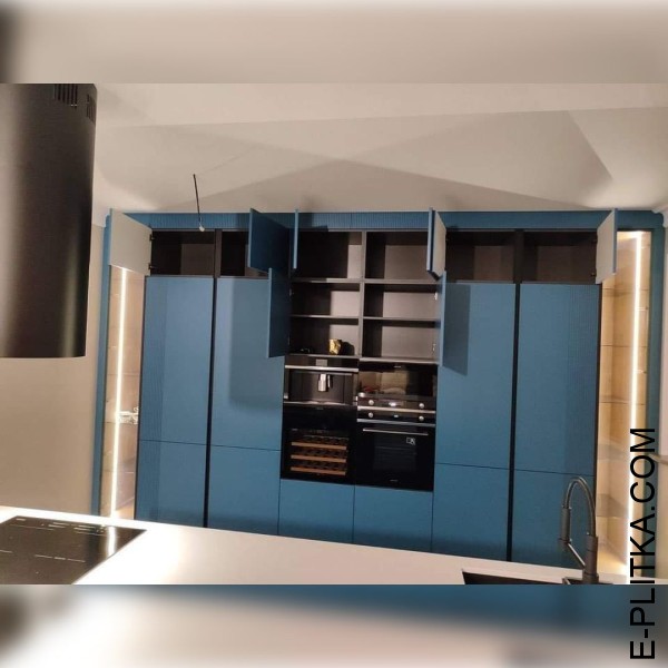 Кухня синяя с островом и белой столешницей