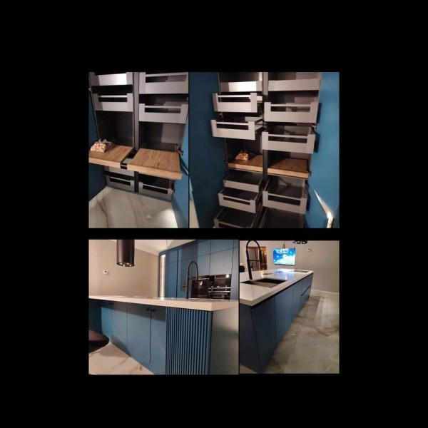 Кухня синяя с островом и белой столешницей