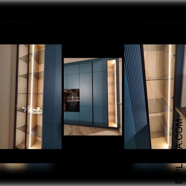 Кухня синяя с островом и белой столешницей