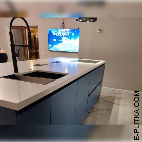 Кухня синяя с островом и белой столешницей