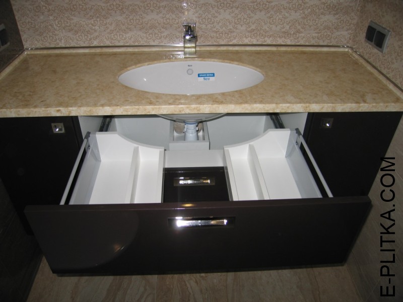 Меблі для ванної кімнати зі стільницею на 135 см