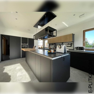 Кухня в частный дом с островом чёного цвета 