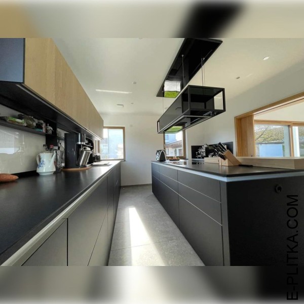 Кухня в частный дом с островом чёного цвета 