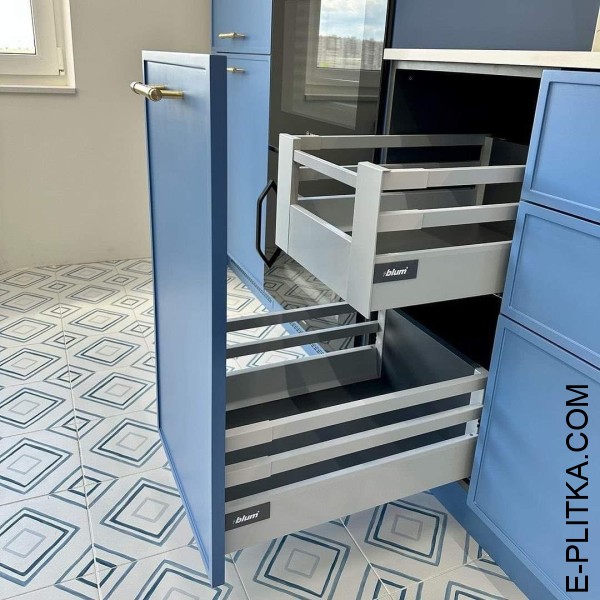 Кутова кухня синього кольору з деревом