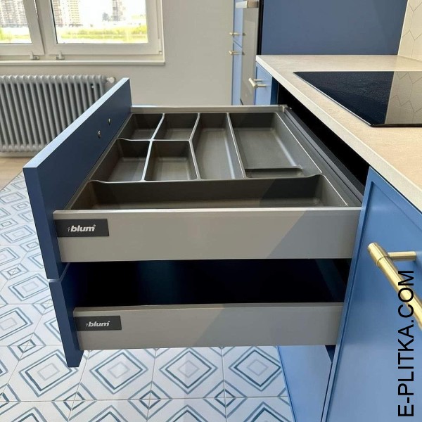 Кутова кухня синього кольору з деревом