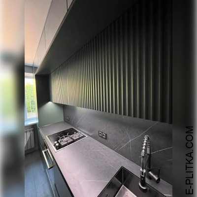 Кухня зеленого кольору із сірою стільницею під мармур