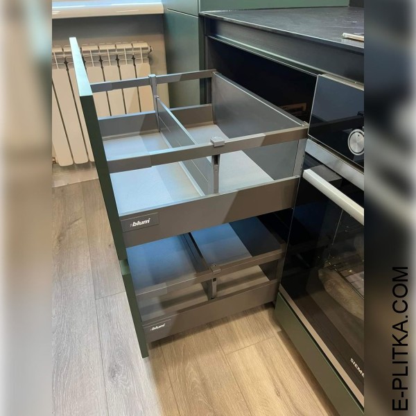 Кухня зеленого кольору із сірою стільницею під мармур