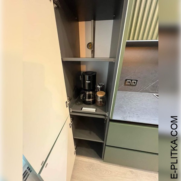 Кухня зеленого кольору із сірою стільницею під мармур