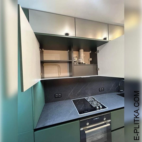 Кухня зеленого кольору із сірою стільницею під мармур