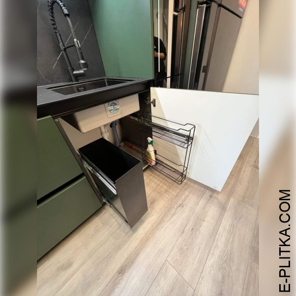 Кухня зеленого кольору із сірою стільницею під мармур