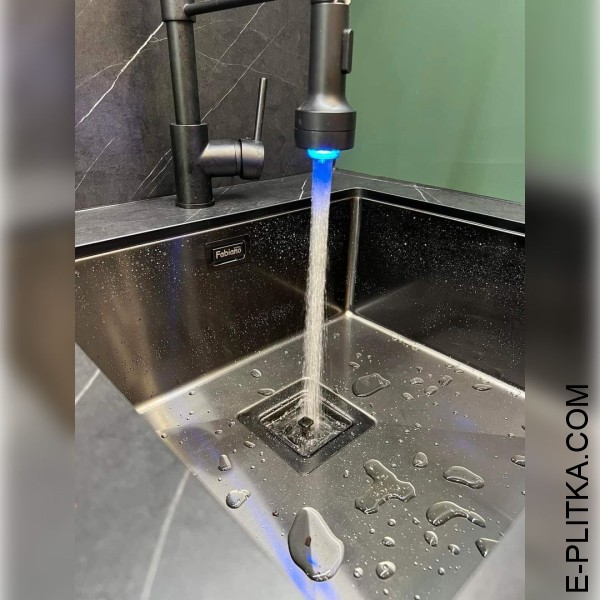 Кухня зеленого кольору із сірою стільницею під мармур