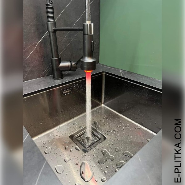 Кухня зеленого кольору із сірою стільницею під мармур