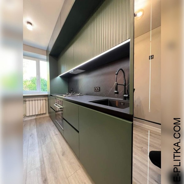 Кухня зеленого кольору із сірою стільницею під мармур