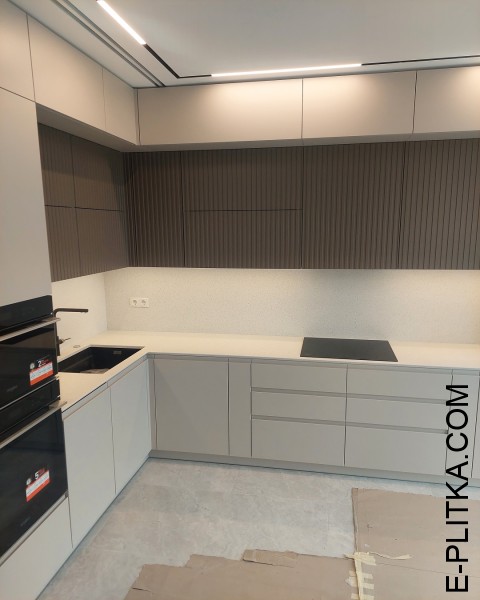 Кухня в современном стиле до потолка