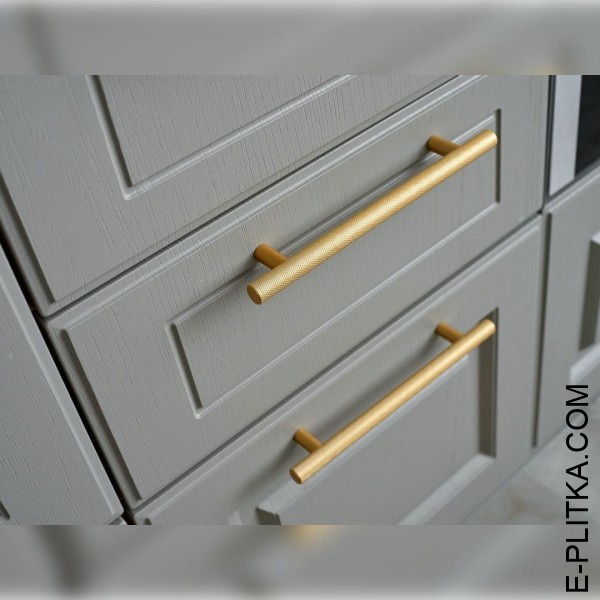 Кухня с фрезерованными фасадами серо-бежевая и золотыми ручками
