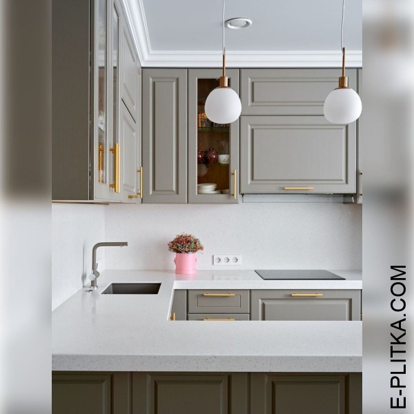 Кухня с фрезерованными фасадами серо-бежевая и золотыми ручками