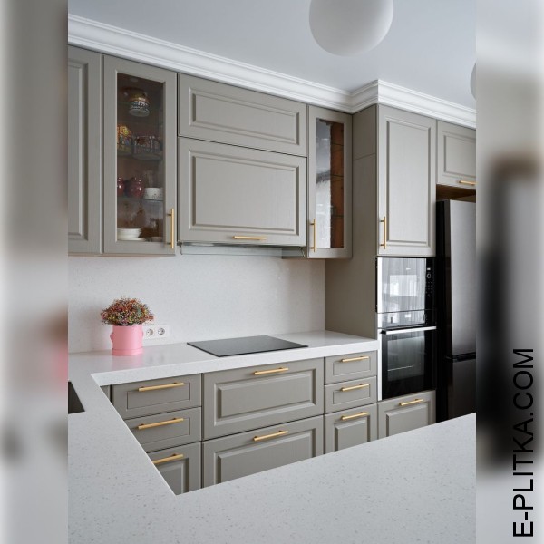 Кухня с фрезерованными фасадами серо-бежевая и золотыми ручками
