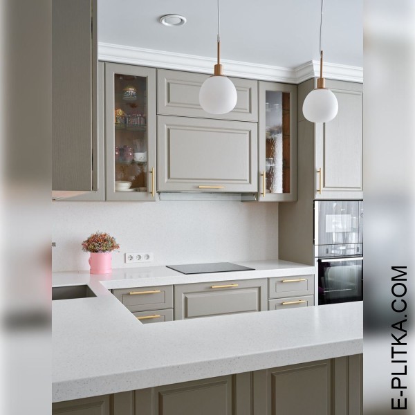 Кухня с фрезерованными фасадами серо-бежевая и золотыми ручками