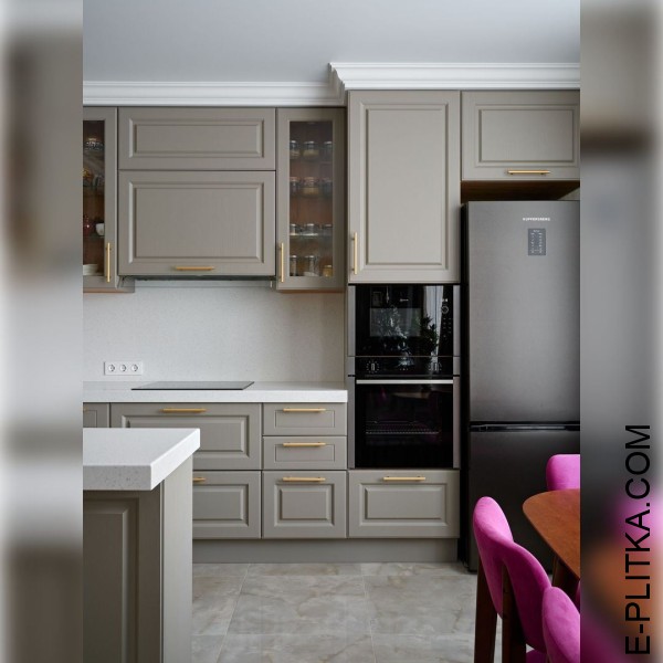 Кухня с фрезерованными фасадами серо-бежевая и золотыми ручками