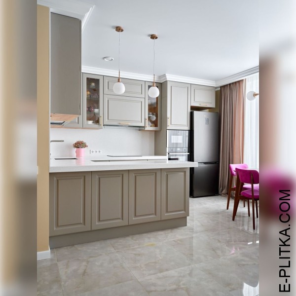 Кухня с фрезерованными фасадами серо-бежевая и золотыми ручками