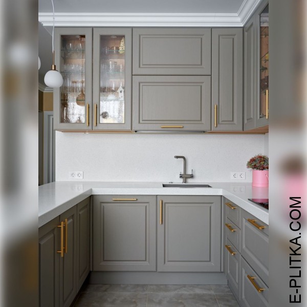 Кухня с фрезерованными фасадами серо-бежевая и золотыми ручками