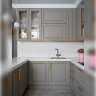 Кухня с фрезерованными фасадами серо-бежевая и золотыми ручками