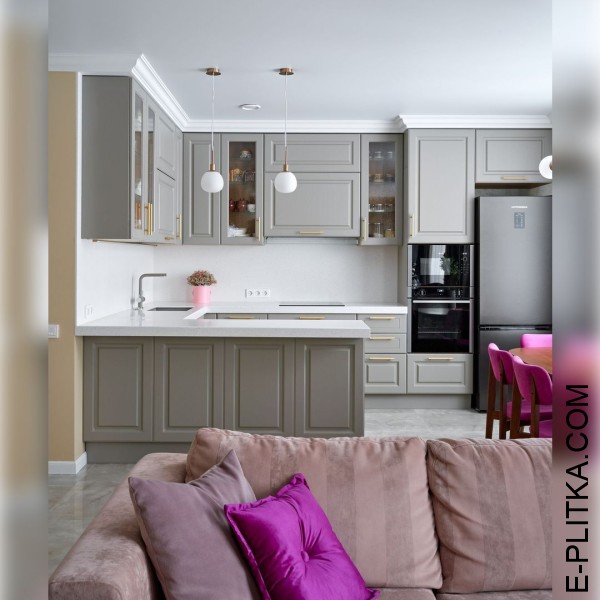Кухня с фрезерованными фасадами серо-бежевая и золотыми ручками
