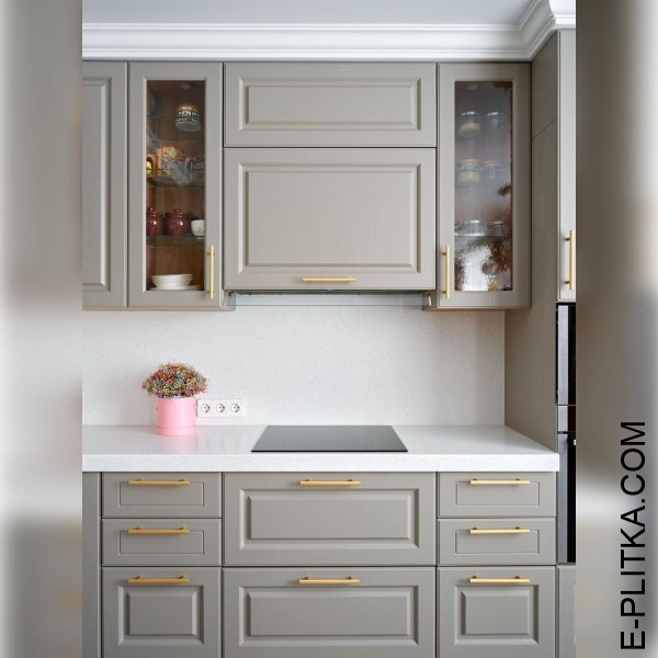 Кухня с фрезерованными фасадами серо-бежевая и золотыми ручками