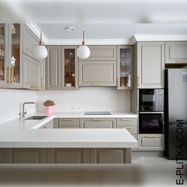 Кухня с фрезерованными фасадами серо-бежевая и золотыми ручками