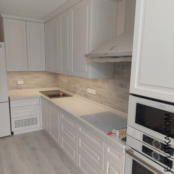 Кухня в класичному стилі до стелі