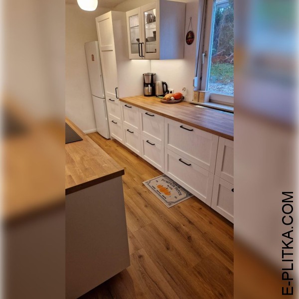 Біла кухня в скандинавському стилі зі стільницею з дерева