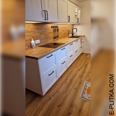 Белая кухня в скандинавском стиле со столешницей из дерева