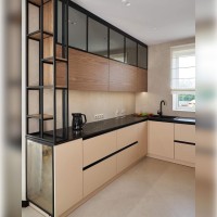 Кухня п-подібна кольору беж із чорним металом