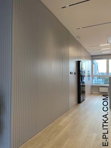 Белая встроенная кухня с островом