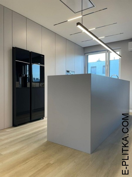 Белая встроенная кухня с островом