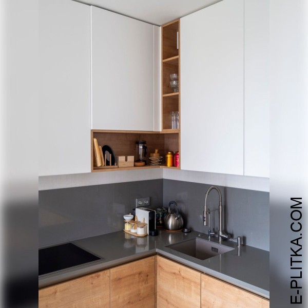 Кухня в скандинавском стиле с белым встроенным шкафом