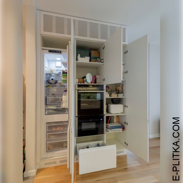 Кухня в скандинавском стиле с белым встроенным шкафом