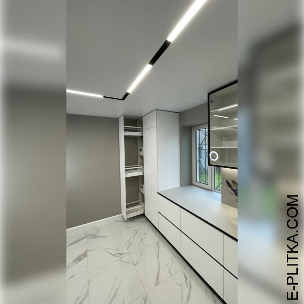 Біла кухня з чорними профільними ручками