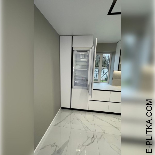 Біла кухня з чорними профільними ручками