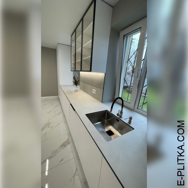 Біла кухня з чорними профільними ручками