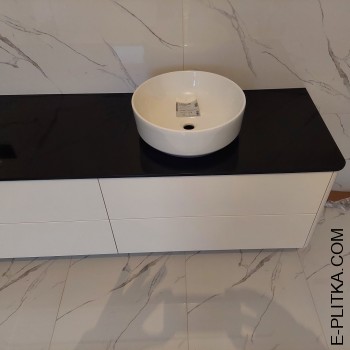 Біла тумба під чорною стільницею з акрилу