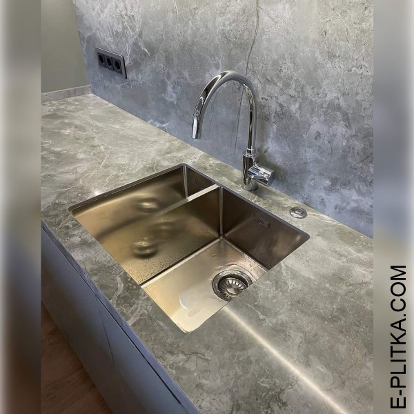 Кухня в стиле минимализм с островом и витринными шкафами