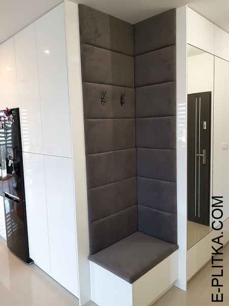 Біла кухня поєднана з передпокоєм