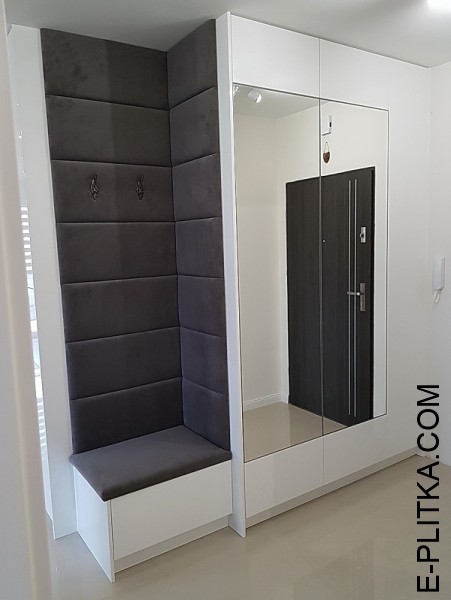 Біла кухня поєднана з передпокоєм